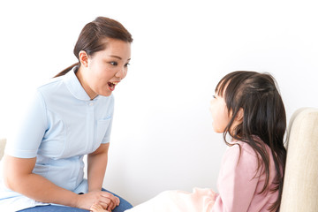 虫歯の治療をする子供