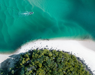 Strandluftsommer mit Boot und blauem tropischem Wasser. Schöne heiße Drohne an der Goldküste mit Boot und Sanddrift.