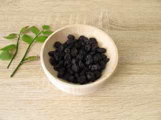 Getrocknete Heidelbeeren in einer Holzschüssel