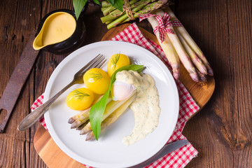 asparagus with poached egg sauce and wild garlic