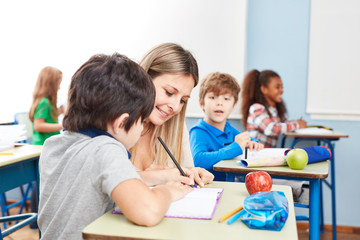 Lehrerin mit Schüler bei der Nachhilfe