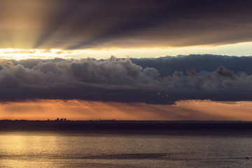 Obraz premium Dramatic sunrise over the Los Angeles skyline with light rays