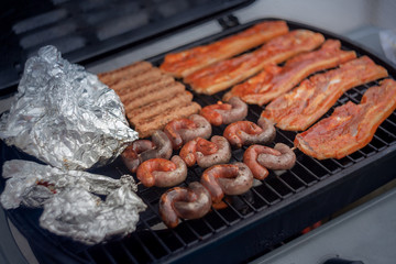 würziges Grillfleisch mit verschiedenen Würstchen auf dem Grill