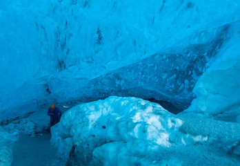 Grotte de glace bleue sous glacier Vatnajokull en Islande