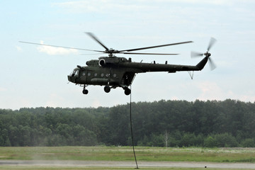 Deploying troops from a helicopter using fast-roping technique