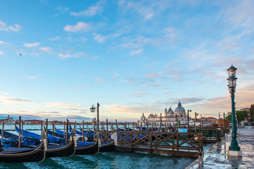 Fototapeta na wymiar Gondeln in Venedig vor Markusplatz im Hintergrund Basilica die Santa Maria della Salute