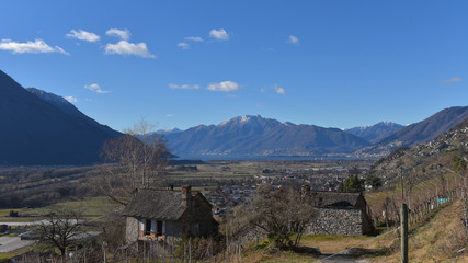 Paesaggio rurale con vista sul  piano, in febbraio