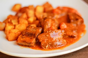 Carrillada estofada con patatas