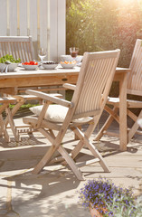 Gedeckter Tisch im Garten, Fest, Feier, Grillparty