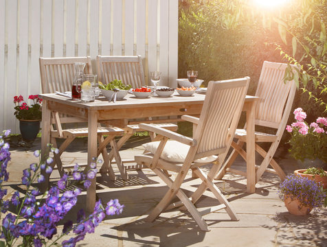 Gedeckter Tisch im Garten, Fest, Feier, Grillparty