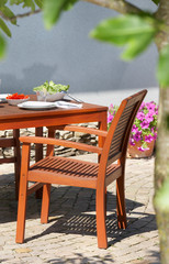 Gedeckter Tisch im Garten, Fest, Feier, Grillparty