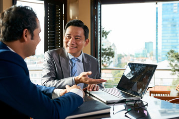 Online presentation on laptop in cafe