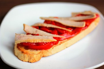 Tostas atún con pimientos