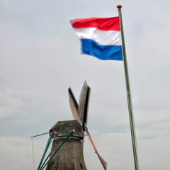 Moulin et drapeau hollandais à Zaandam, Pays-Bas