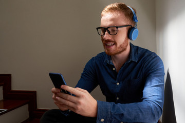 Man listening to music on the phone