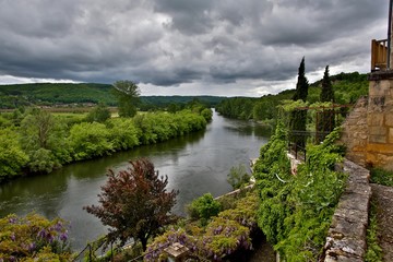 Fototapeta na wymiar rivière de la dordogne, sous un orage