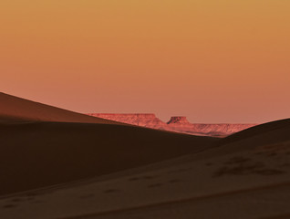Fototapeta na wymiar Sand dune, Sahara Desert, with the views of argelia.