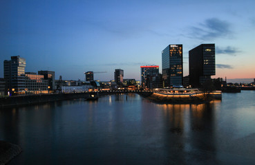 Fototapeta premium Düsseldorf, MedienHafen bei Nacht