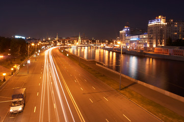 TRAFFIC ON KREMLIN EMBANKMENT AND RIVER AT NIGHT MOSCOW RUSSIA