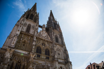 Regensburger Dom in Regensburg, blauer Himmel