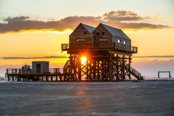 Sankt Peter Ording, Sundown, Sonnenuntergang, Strand, Pfahlbau, St. Peter Ording, Nordsee,...