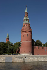 Fototapeta premium KREMLIN WATER TOWER WALL EMBANKMENT AND RIVER MOSCOW RUSSIA