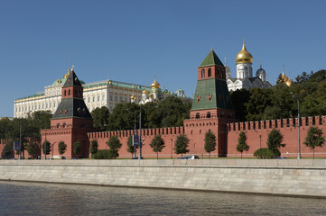 KREMLIN WALL GRAND PALACE ANNUNCIATION; CATHEDRAL; TOWER EMBANKMENT AND RIVER MOSCOW RUSSIA