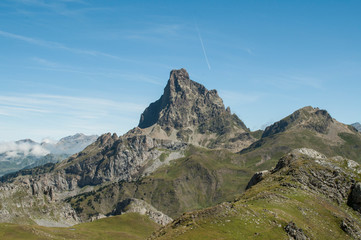 Naklejka premium Paisaje de montaña con alta montaña al fondo