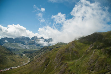 Panorama de montaña con nubes