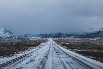 &Icirc;les Lofoten - Norv&egrave;ge - Perspective de route gel&eacute;e