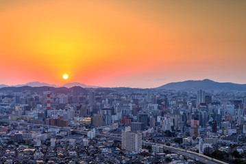 Fototapeta premium 都市に沈む美しい夕陽【福岡県北九州市】