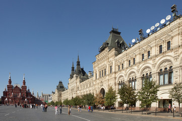 GUM DEPARTMENT STORE AND STATE HISTORY MUSEUM WITH WEDDING PARTY IN DISTANCE, RED SQUARE, MOSCOW, RUSSIA