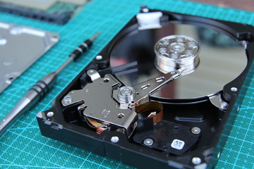 Obraz premium the disassembled hard disk on the Desk a green substrate