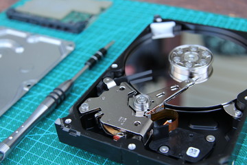 Obraz premium the disassembled hard disk on the Desk a green substrate