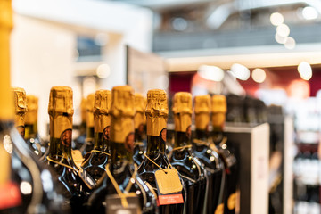 Bottiglie di vino di spumante, champagne, prosecco pronte per il consumo, con tappi dorati