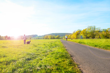 Mann geht gassi mit seinem Hund