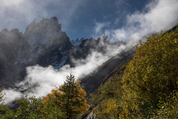 Die wunderbare Bergwelt des Wallis im Herbst