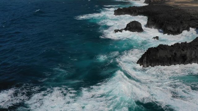 Azoren K&uuml;ste von oben - Wellen und Felsen auf Sao Miguel