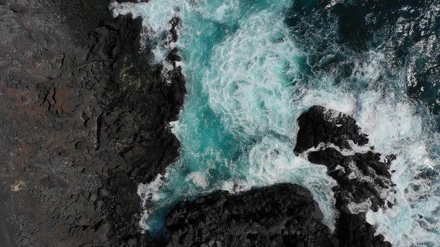 Azoren K&uuml;ste von oben - Wellen und Felsen auf Sao Miguel