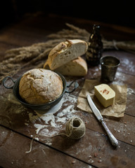 świeży chleb na ciemnym drewnie