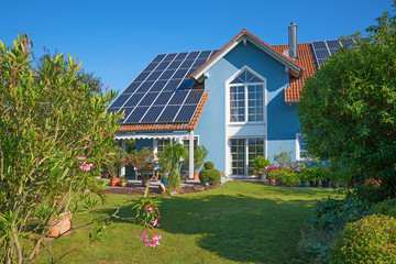 modernes Einfamilienhaus mit Solardach und wunderschönem Garten mit mediterranen Pflanzen