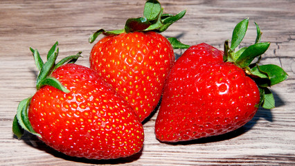 Erdbeeren auf einem Holzbrett