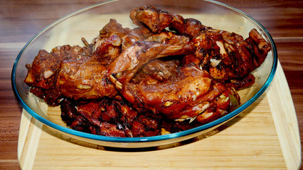 österlicher Kaninchenbraten mit Knoblauch gespickt in einer Glaspfanne zubereitet