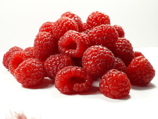 Frambuesas apetitosas, hermosas y frescas.