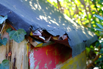 Obraz na płótnie Canvas Dachschaden an einer Hütter