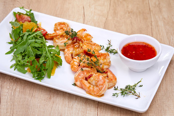 grilled shrimps with salad