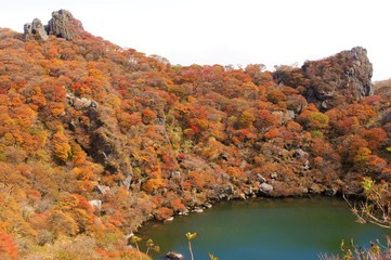 紅葉の御池（大船山、九重連山）