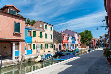 Naklejka na ściany i meble colored houses banks of canals italy venice