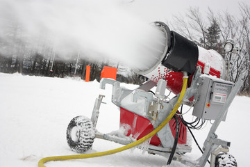 Snow making machine