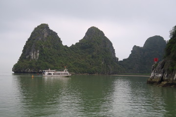 Bateau et &icirc;les. Baie d'Along